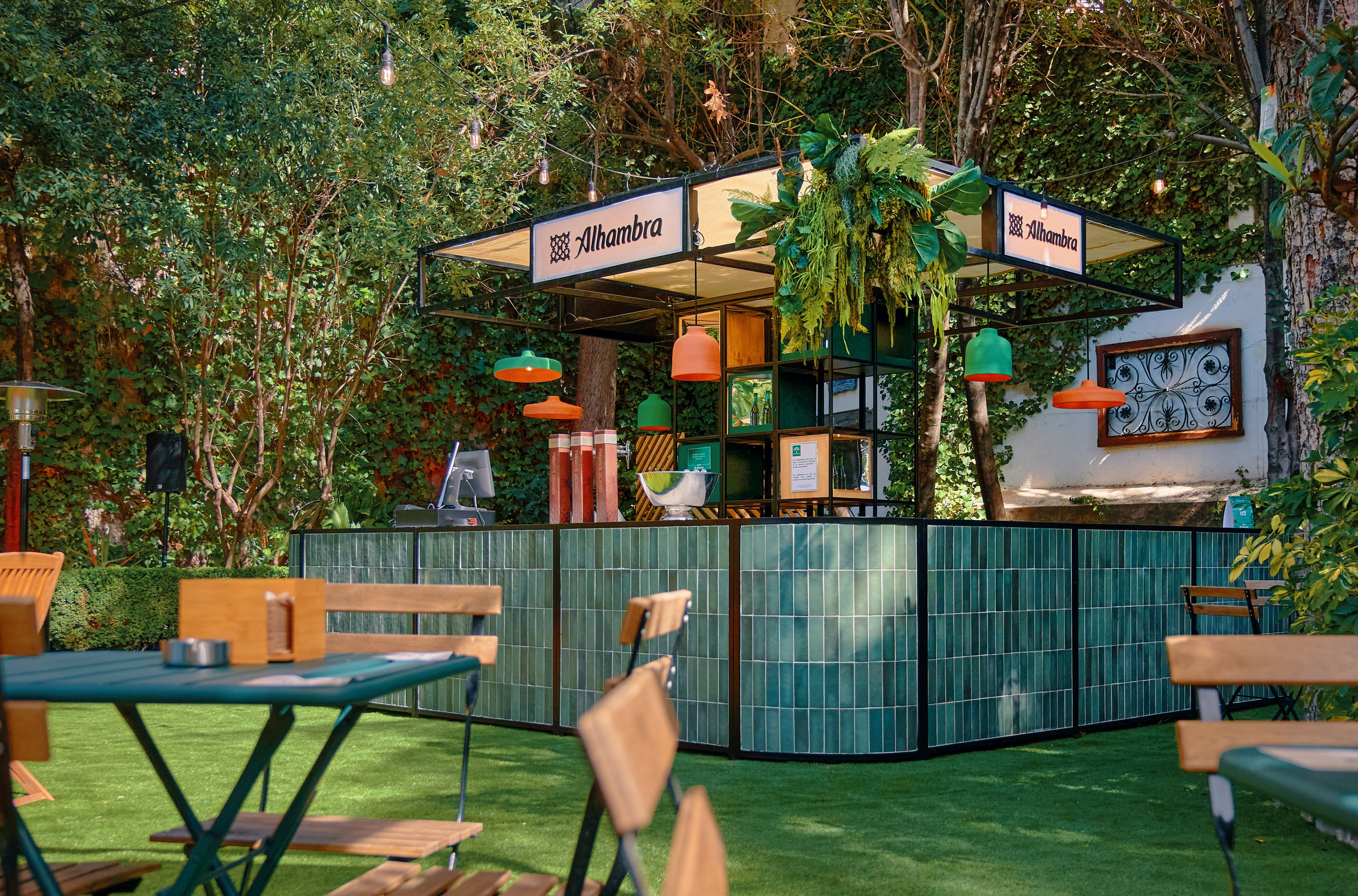 Así es Jardín Alhambra, el bar escondido en un palacete de Granada