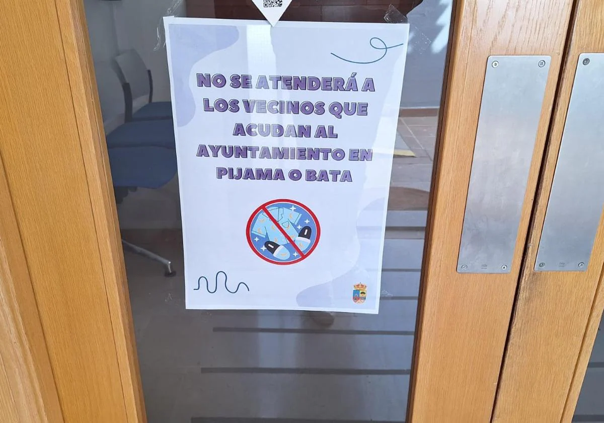 Cartel en el Ayuntamiento de Marchal prohibiendo el acceso en pijama o bata.