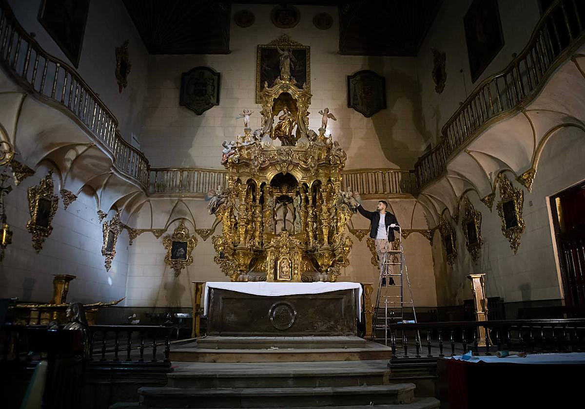 Tareas de limpieza del impresionante tabernáculo de Nicolás Villoslada de la iglesia de Santiago.