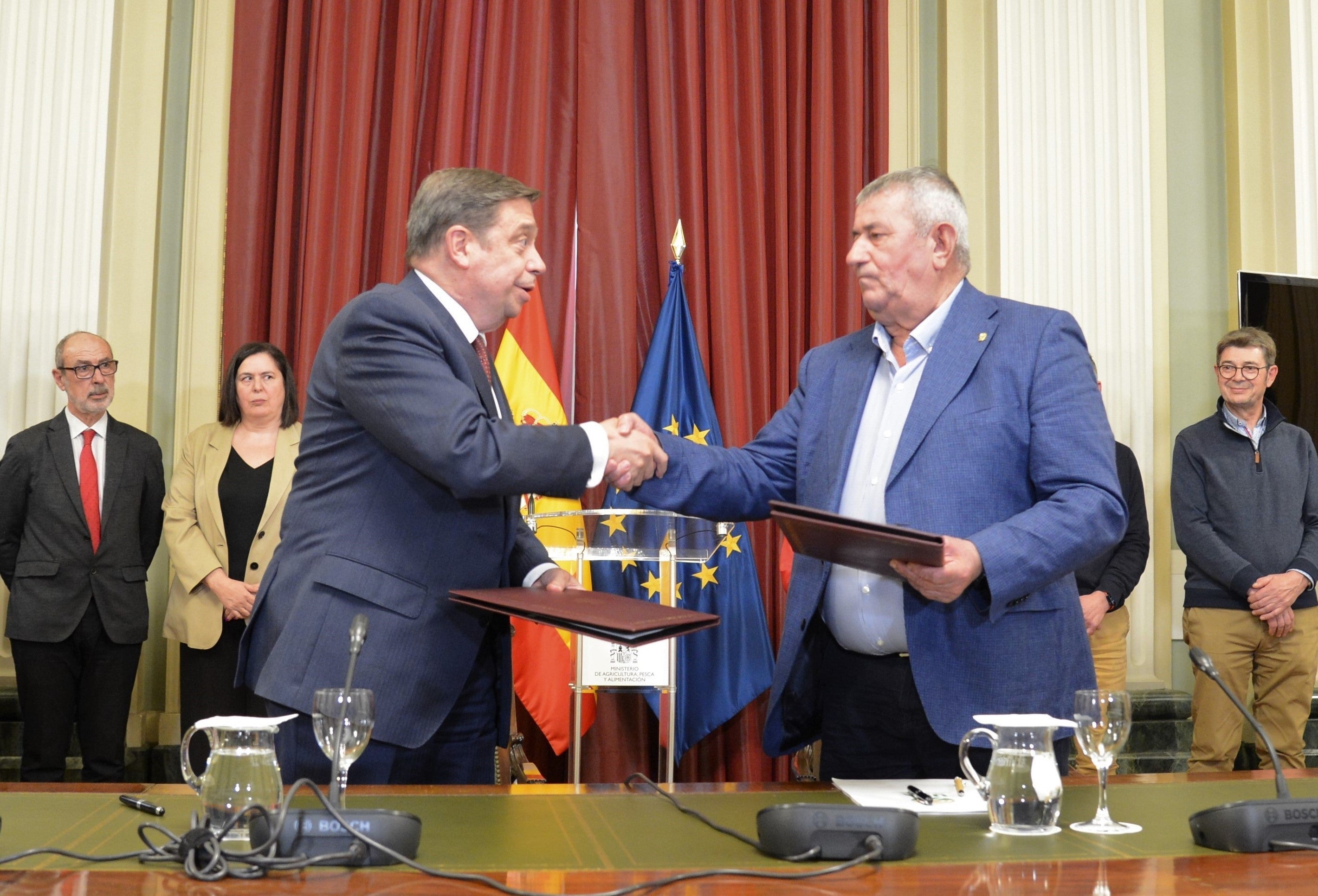 El ministro Luis Planas y el secretario general de UPA, Lorenzo Ramos, en la firma del acuerdo el pasado miércoles.