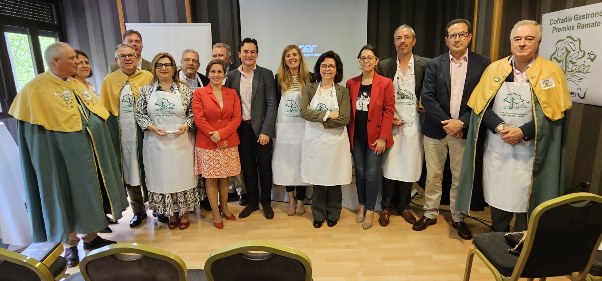 Autoridades con los galardonados con los Premios Remate.