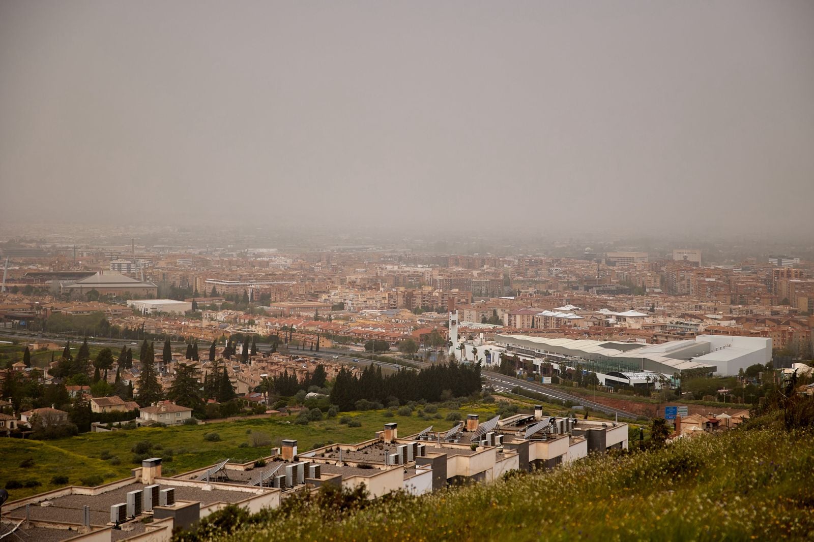 Las imágenes de la calima invadiendo Granada