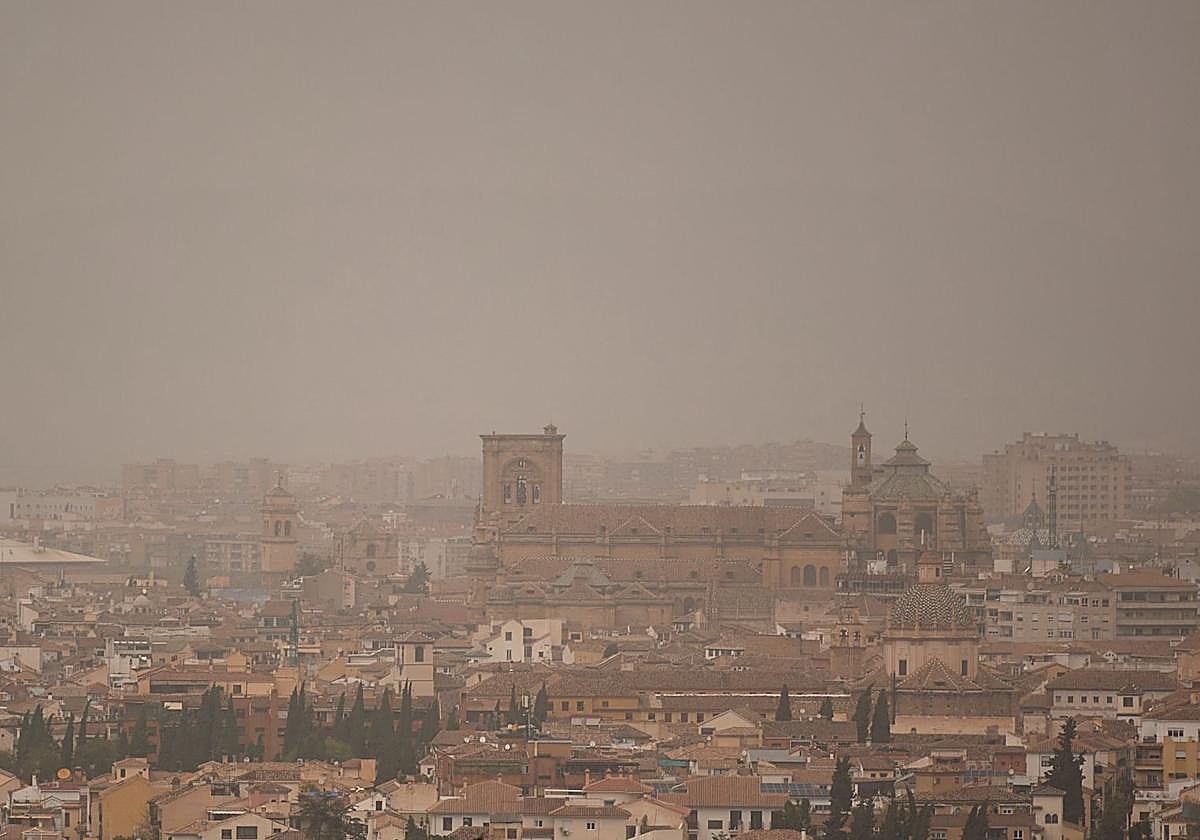 Las imágenes de la calima invadiendo Granada