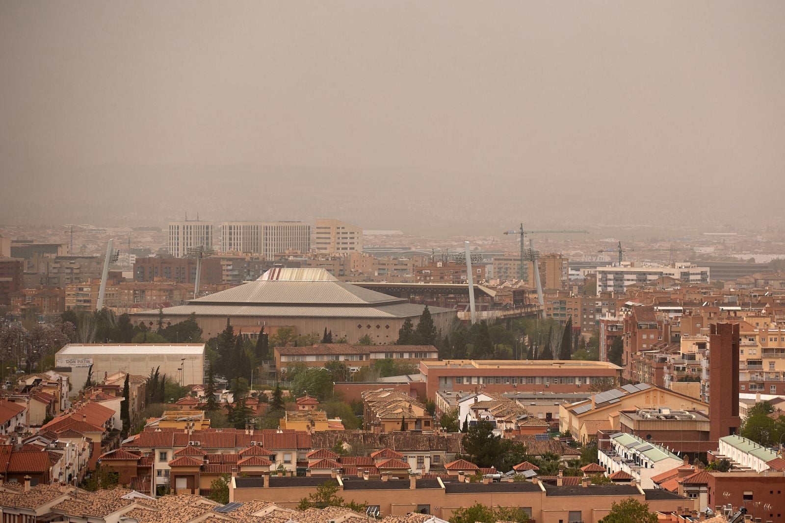 Las imágenes de la calima invadiendo Granada