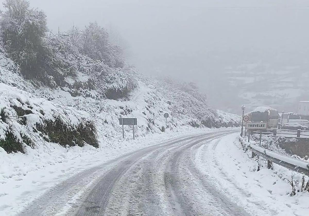 Afecciones al tráfico por obras de seguridad vial en la ladera de la carretera de acceso a Sierra Nevada