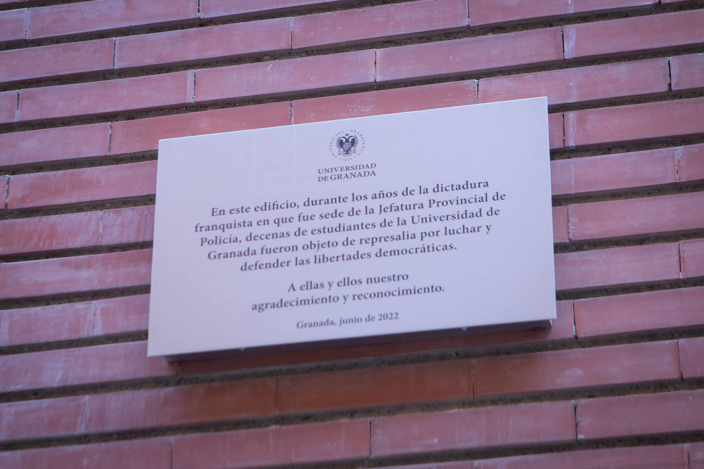 Placa colocada por la Universidad en la comisaria de la Plaza de los Lobos.