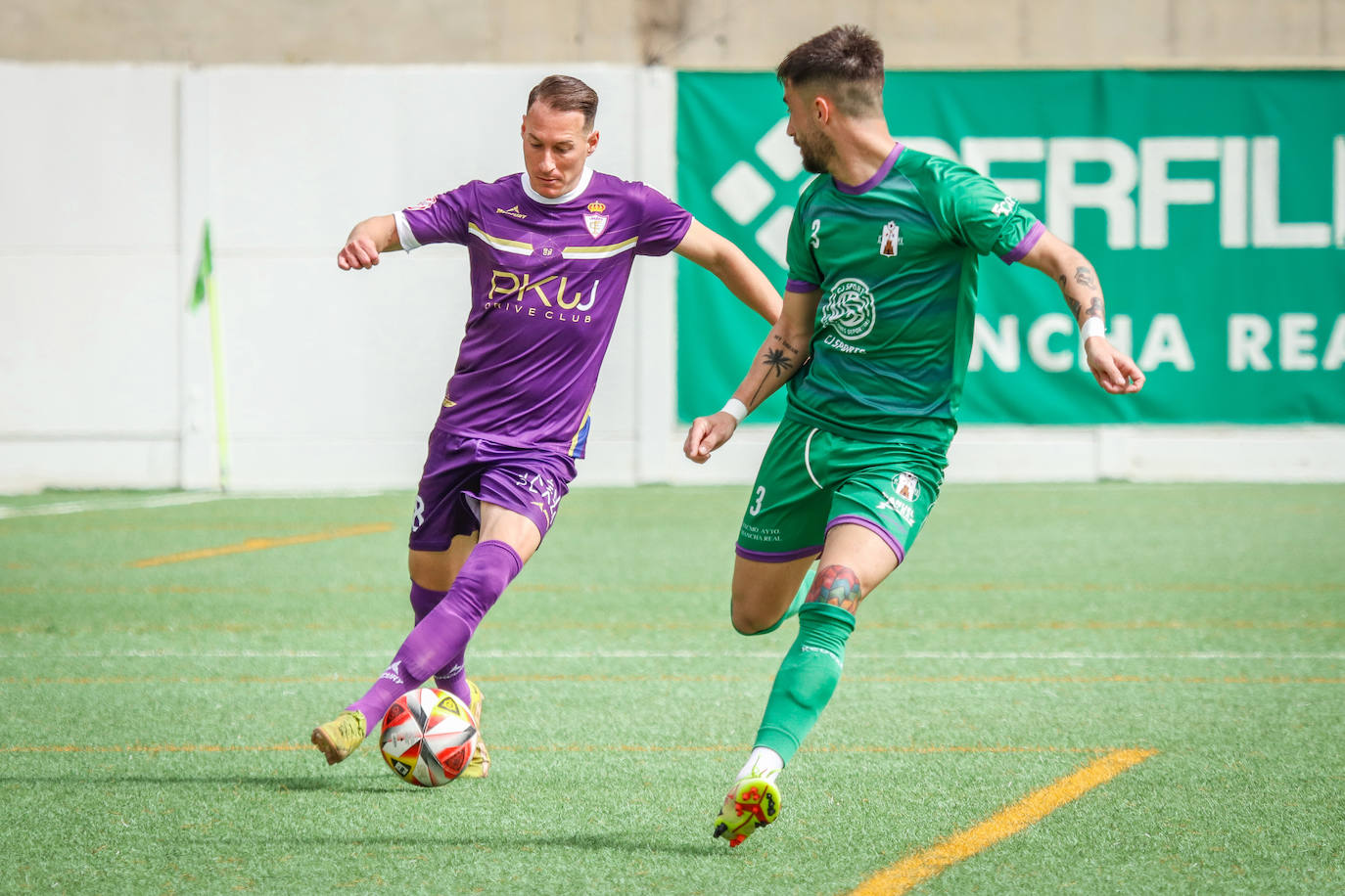Disputa de un balón en el campo de la Juventud.