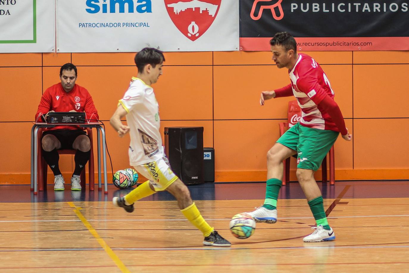 Los últimos minutos condenan al Sima Granada en su duelo con el líder