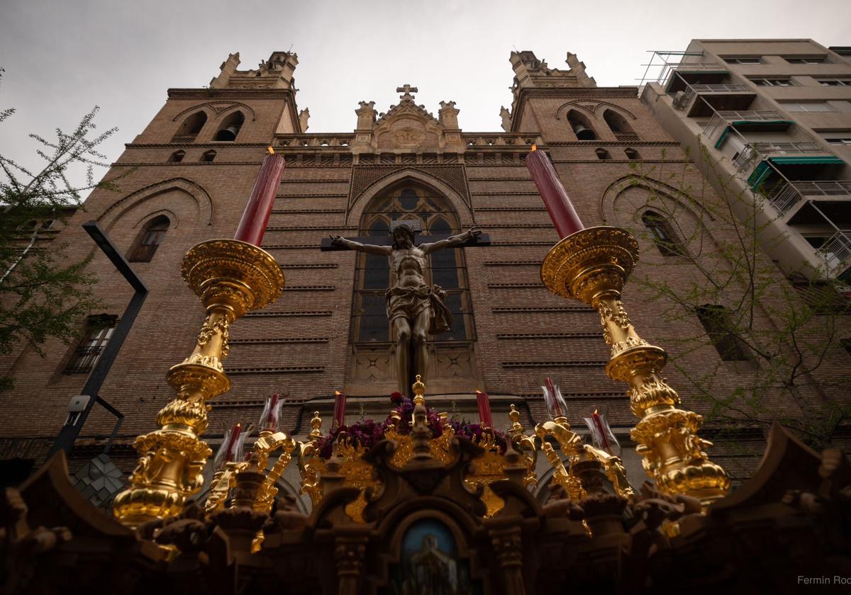 Las imágenes del espectacular traslado del Cristo de los Gitanos en Granada