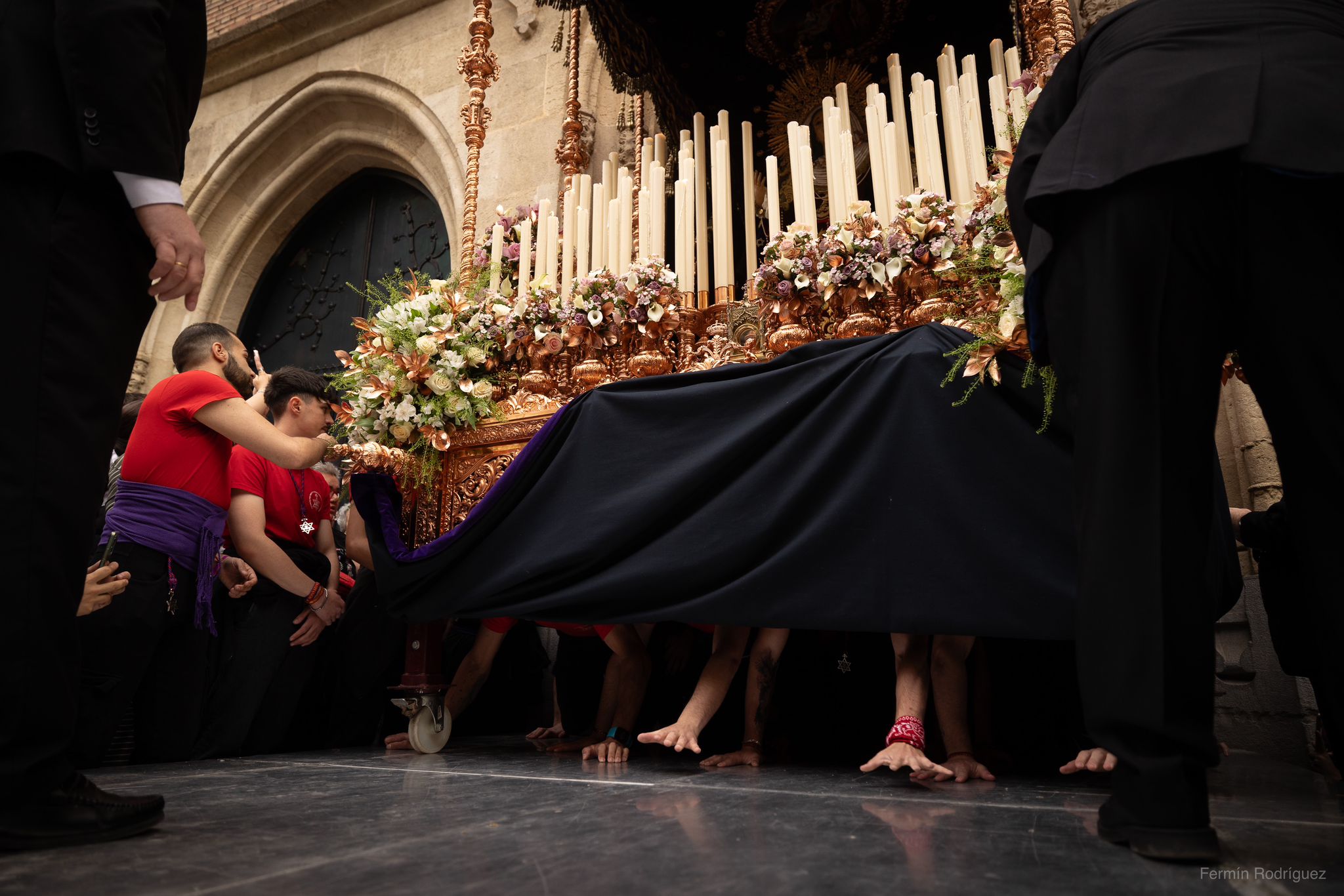 Las imágenes del espectacular traslado del Cristo de los Gitanos en Granada