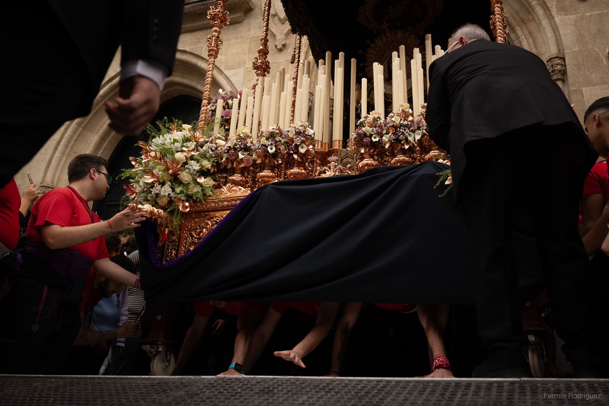 Las imágenes del espectacular traslado del Cristo de los Gitanos en Granada