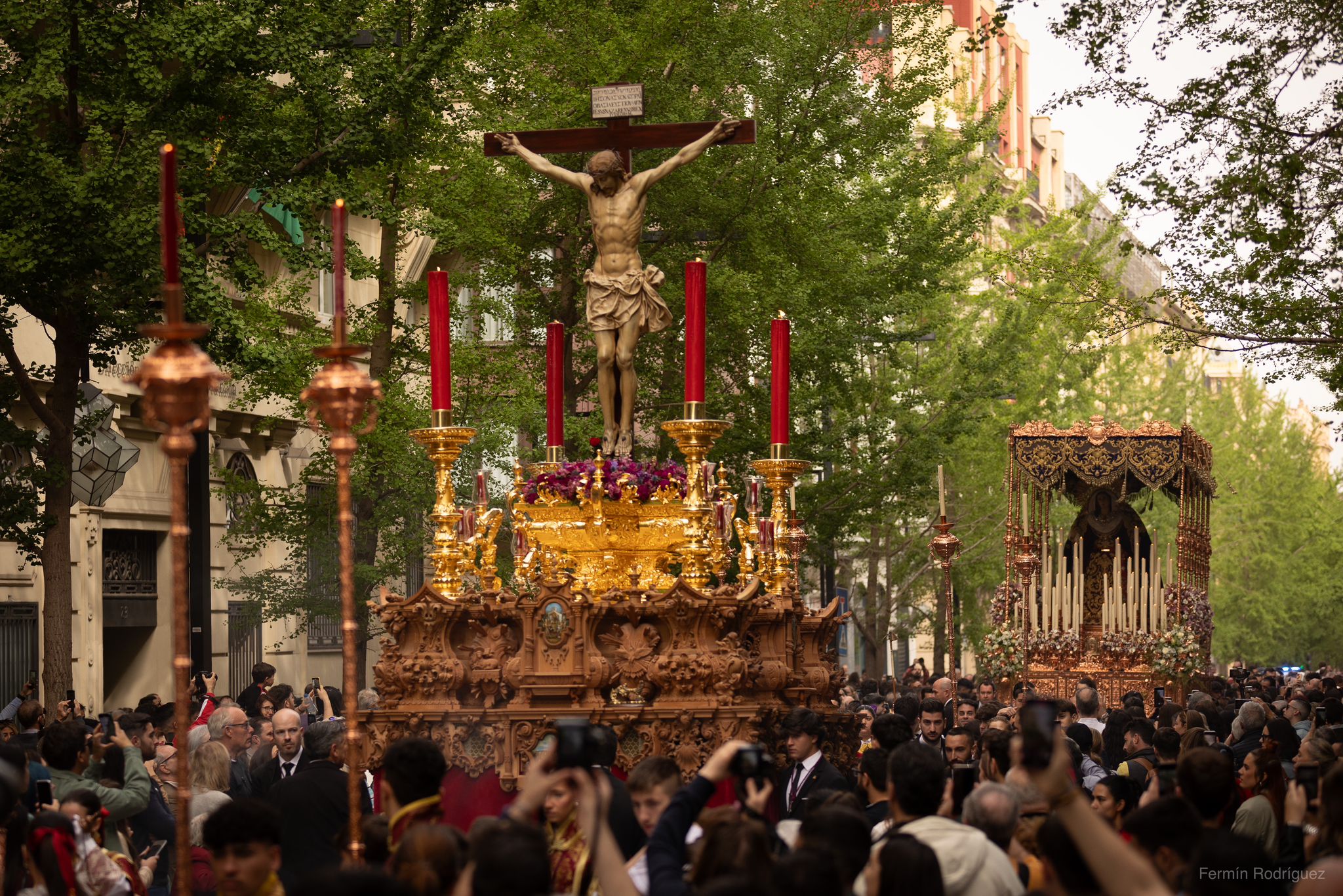 Las imágenes del espectacular traslado del Cristo de los Gitanos en Granada