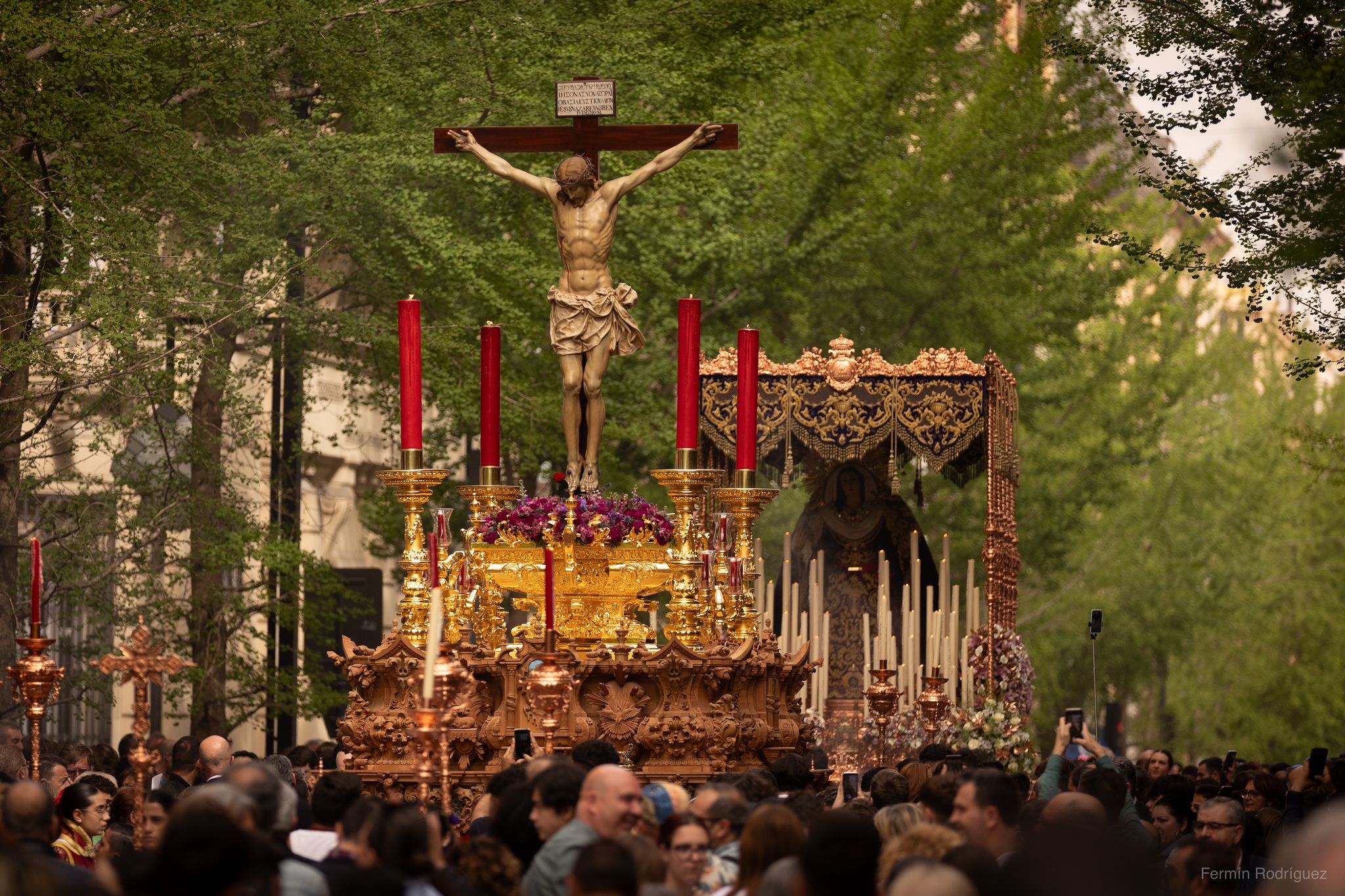 Las imágenes del espectacular traslado del Cristo de los Gitanos en Granada