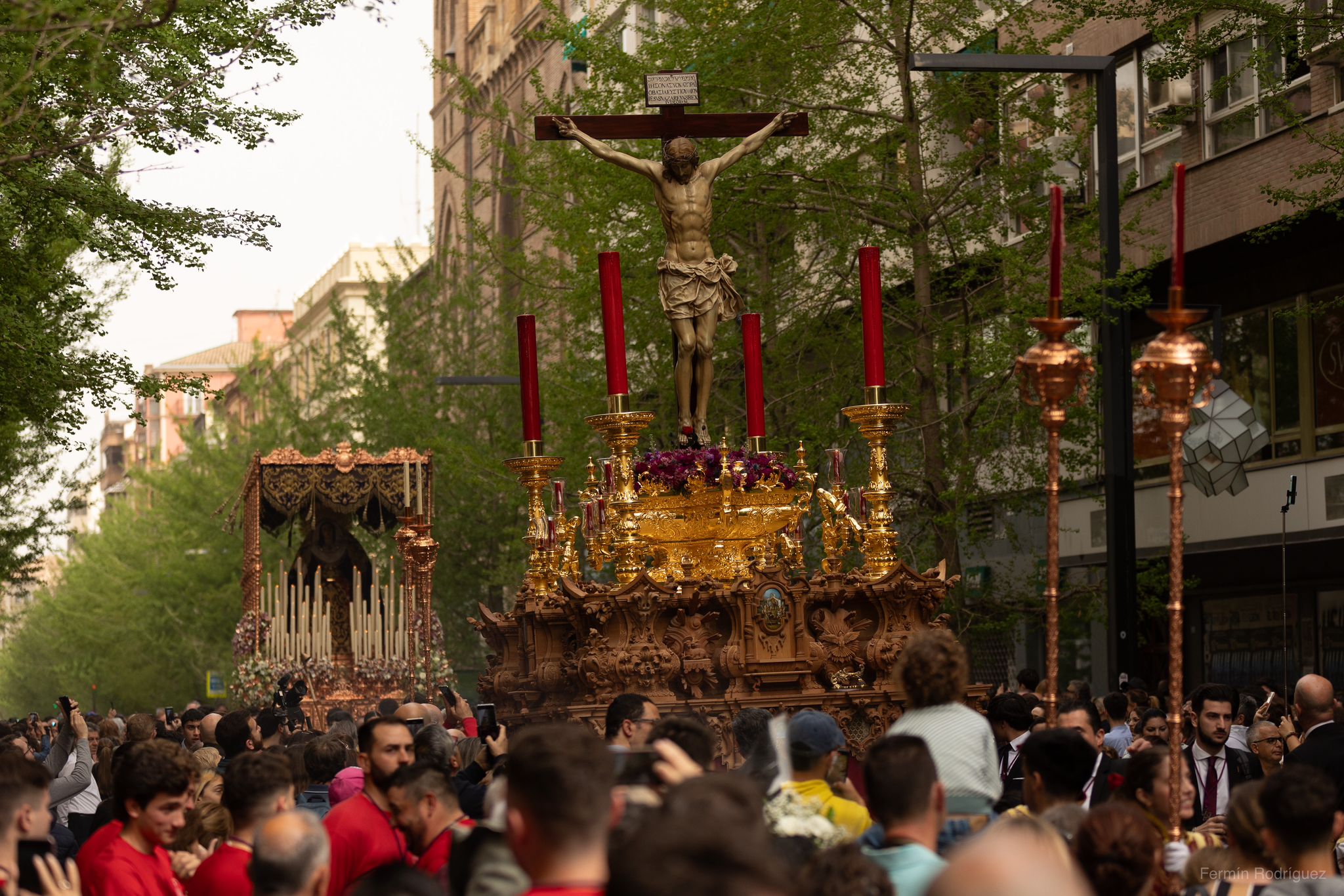 Las imágenes del espectacular traslado del Cristo de los Gitanos en Granada