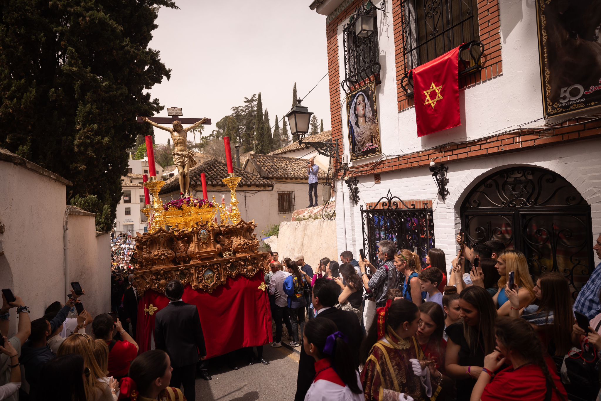 Las imágenes del espectacular traslado del Cristo de los Gitanos en Granada