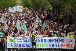 Granada celebra el día Mundial de la Salud con una manifestación multitudinaria en defensa de la Sanidad Pública que transcurre por la Gran Via .