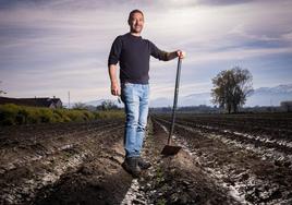 El director técnico y de producción de Frutas Alhambra, Miguel Ángel Moya, en una finca regada por la lluvia.