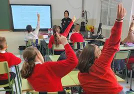 Alumnos del Santa María de losApóstoles muestran interés durante la clase