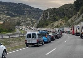 Vehículos parados en la A-44 en sentido Granada por el accidente.