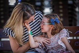 Elena Pineda, junto a su madre, Laura.