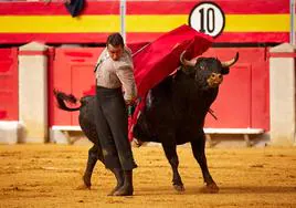 El Fandi, en una ajustada manoletina ante el segundo.