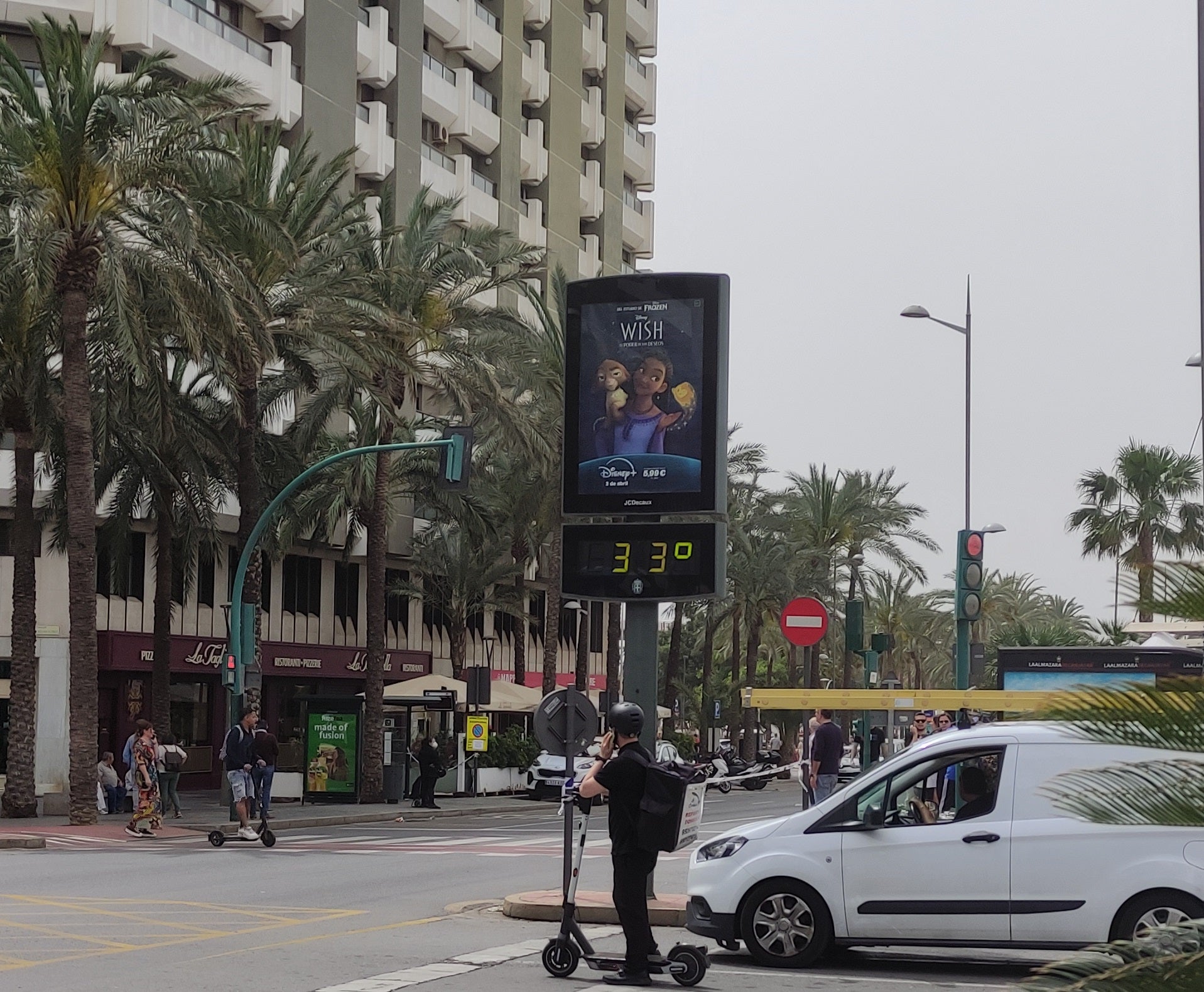El termómetro de la plaza de Las Velas marca 33 grados.