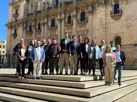 Los siete cocineros con estrella Michelin posan ante la Catedral de Jaén con representantes del Ayuntamiento y de la Diputación.