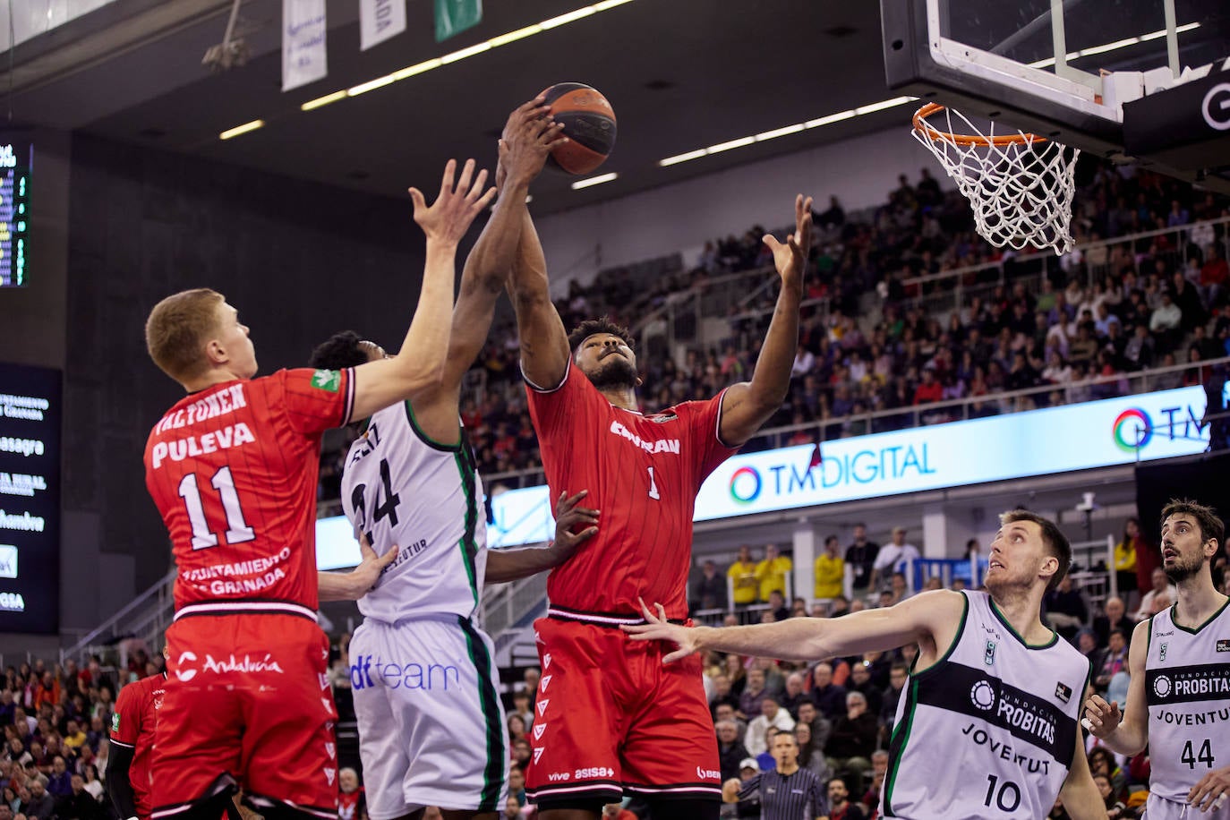 Cristiano Felicio captura un rebote en el partido contra el Joventut jugado en el Palacio, con Valtonen atento a la izquierda.
