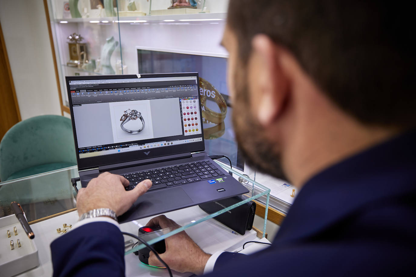 Antonio Gutiérrez diseñando en 3D un anillo exclusivo.