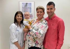 El pequeño Oliver con su familia junto con la doctora Pilar Cabrera que asistió la cesárea de Marta.