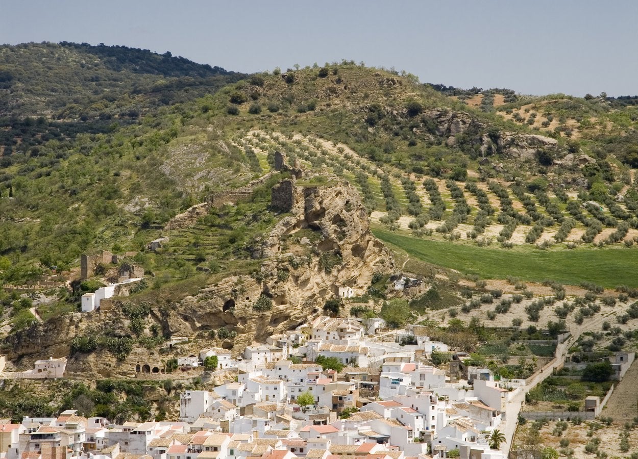 Vista aérea de la localidad de Zagra y los restos de su fortaleza musulmana.