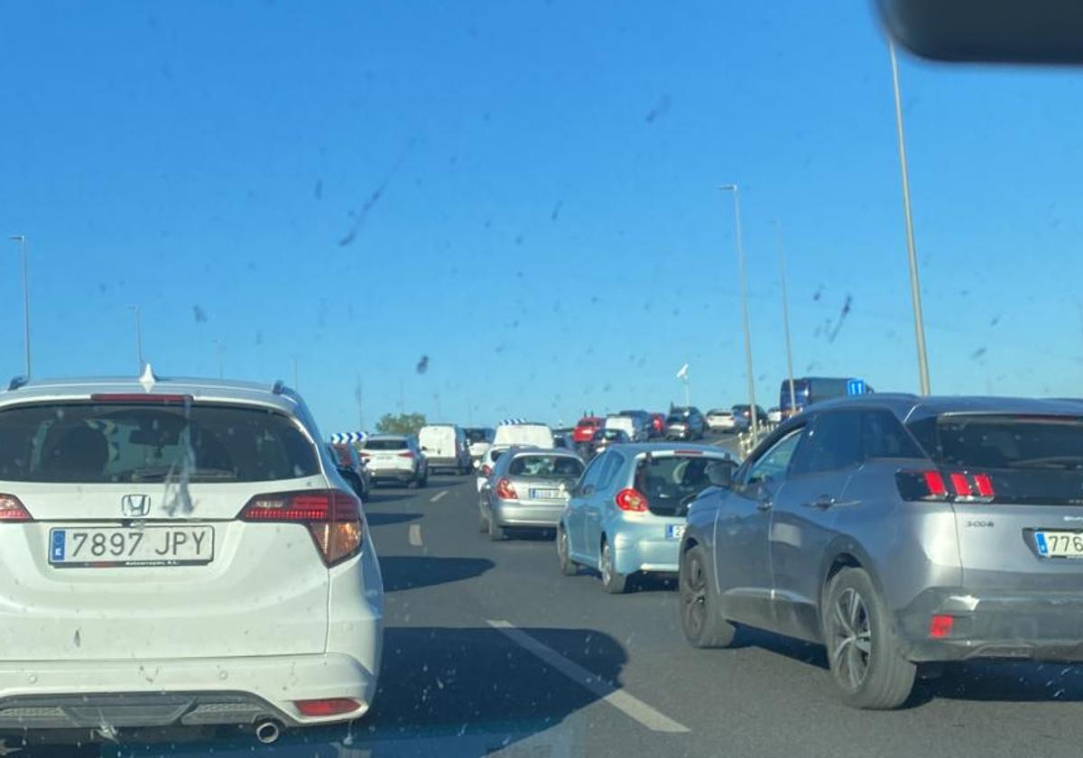 Atasco en la Ronda Sur tras el accidente en la circunvalación este martes