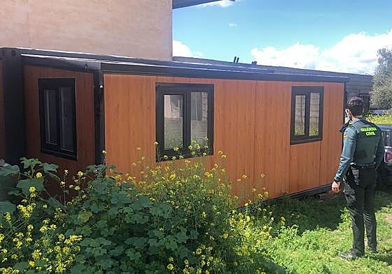 Una de las casas prefabricadas robadas y recuperadas.