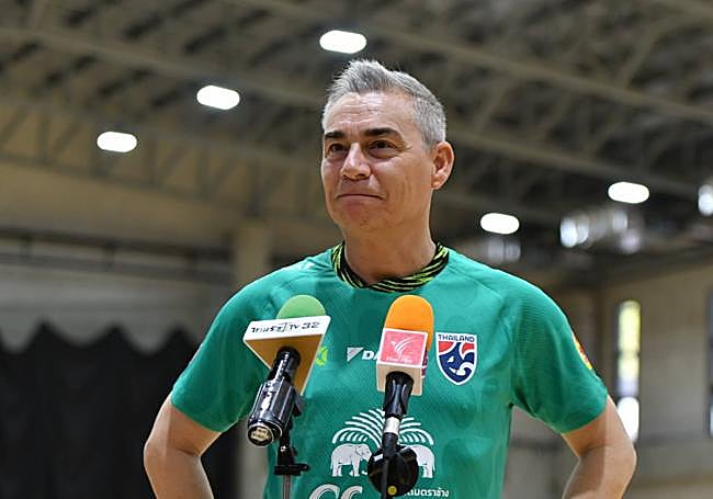 Miguel Rodrigo interviene ante los medios de comunicación locales.