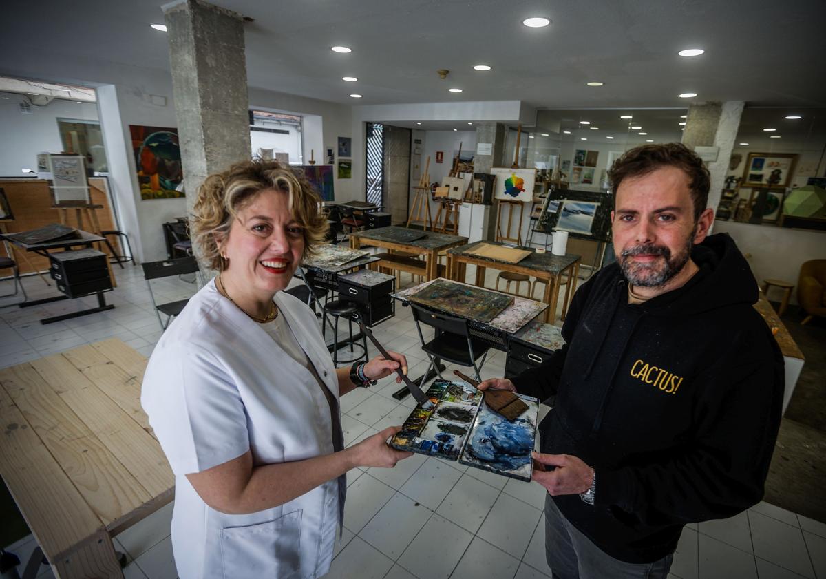 Imagen principal - Eva María García y su hermano, Pablo, con el que lleva el estudio Cactus. La restauradora muestra detalles del proceso que ha realizado en el cuadro. 