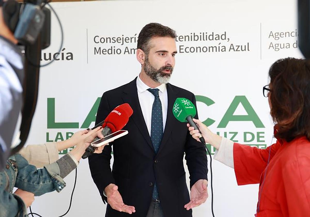 El consejero de Sostenibilidad visita el Laboratorio Andaluz de Calidad del Aire.