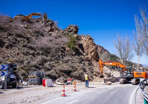 Trabajos en la carretera de Sierra Nevada, que la mantienen cortada de lunes a viernes.
