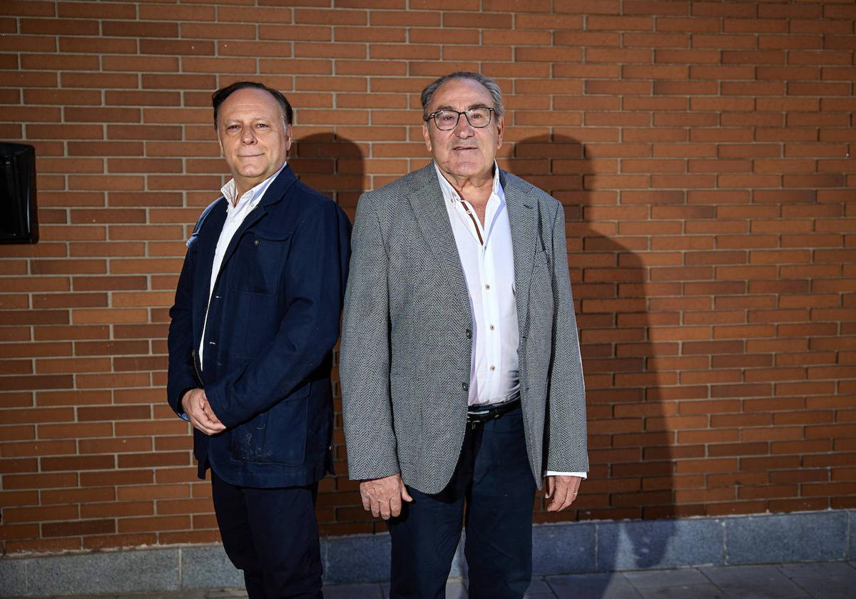 Juan Manuel Fernández, autor del libro, y Pepe Macanás, exfutbolista, del que se glosa su vida en la publicación.