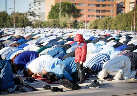 Multitudinario rezo que pone fin al Ramadán en el Recinto Ferial de Almería.