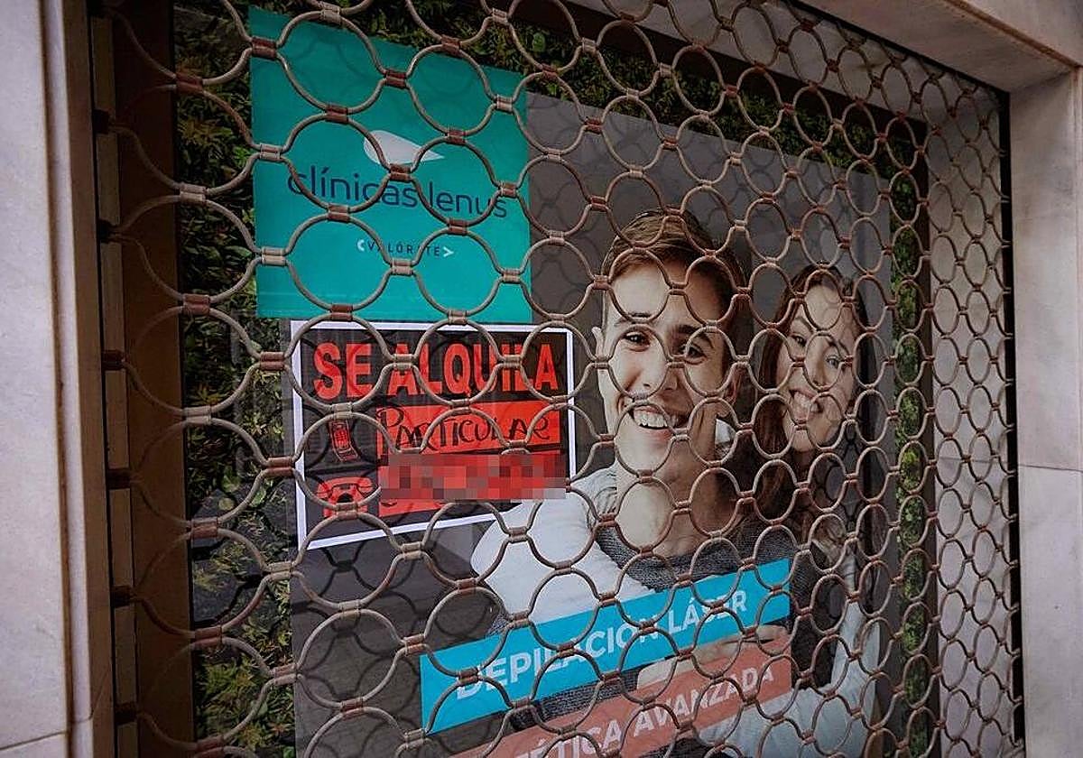 Local de la clínica Lenus con un cartel de 'Se alquila'.