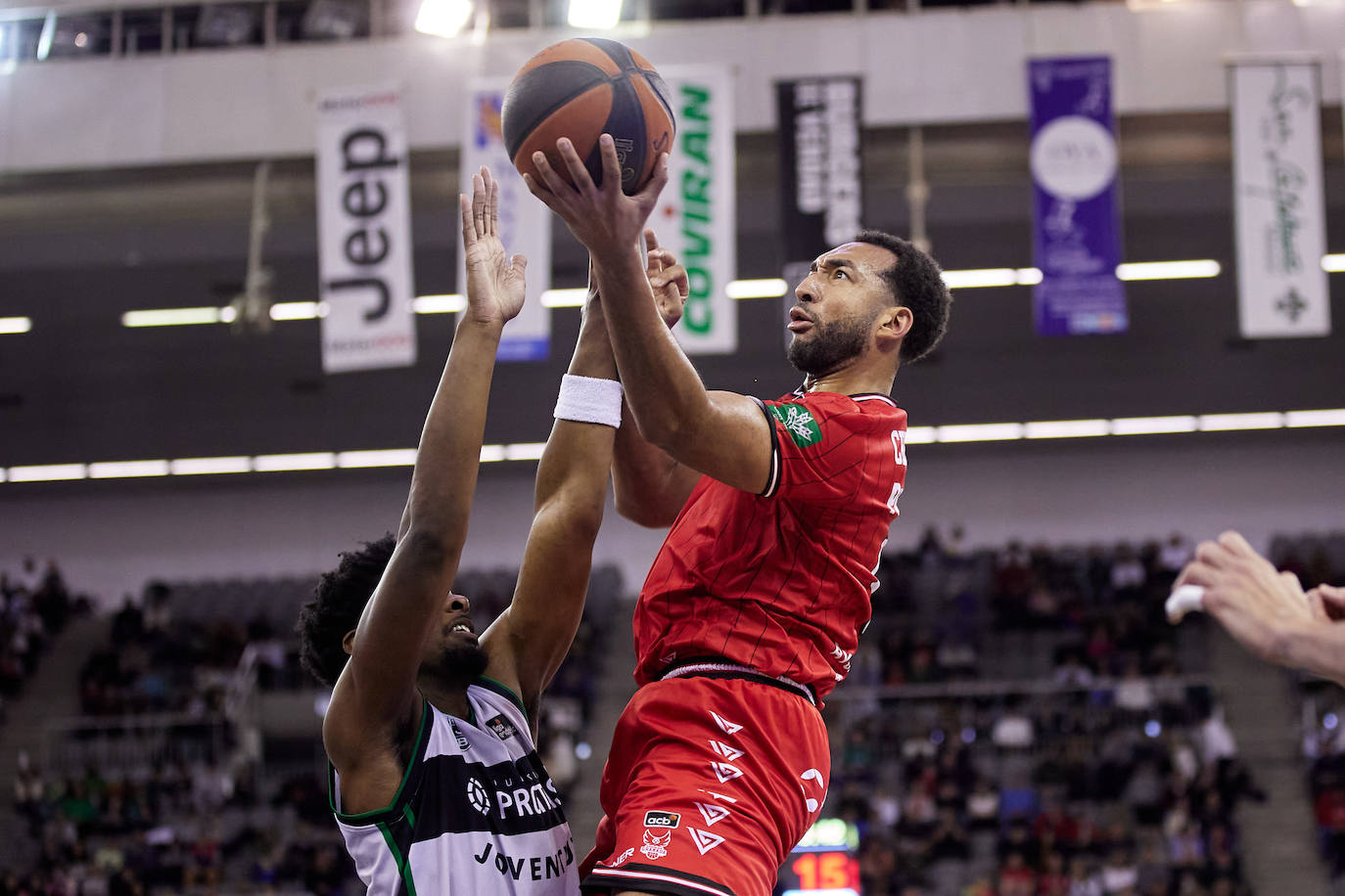 Kwan Cheatham (d) ha vuelto a recuperar su mejor versión en ataque para el Covirán.