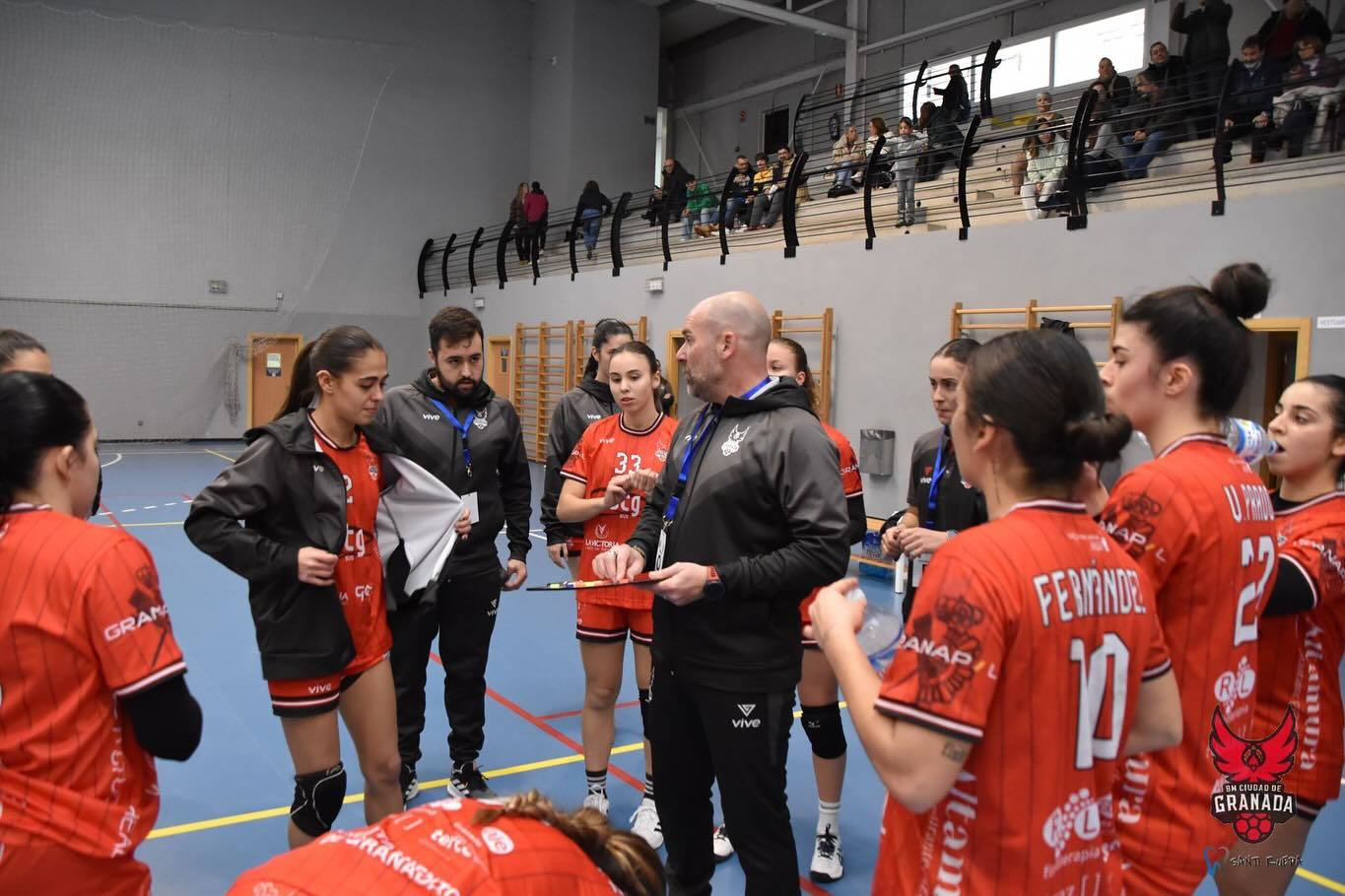 El entrenador del Ciudad de Granada se dirige a sus jugadoras.