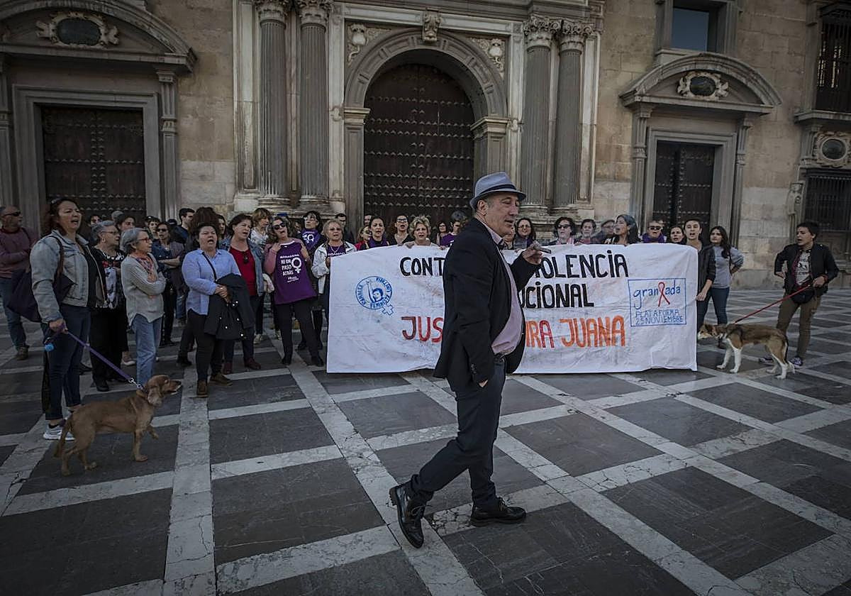 El juez Piñar pasa junto una manifestación a favor de Juana Rivas, a la que él condenó.