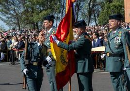 Una de las alumnas besa la bandera de España durante el juramento en la Academia de Baeza.