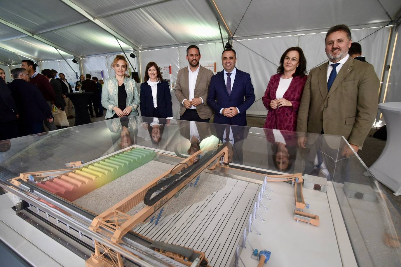 El presidente de la Diputación de Granada y algunos diputados en la Ecocentral.