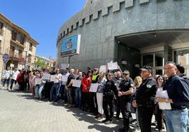 Concentración a las puertas de Ayuntamiento de Maracena.