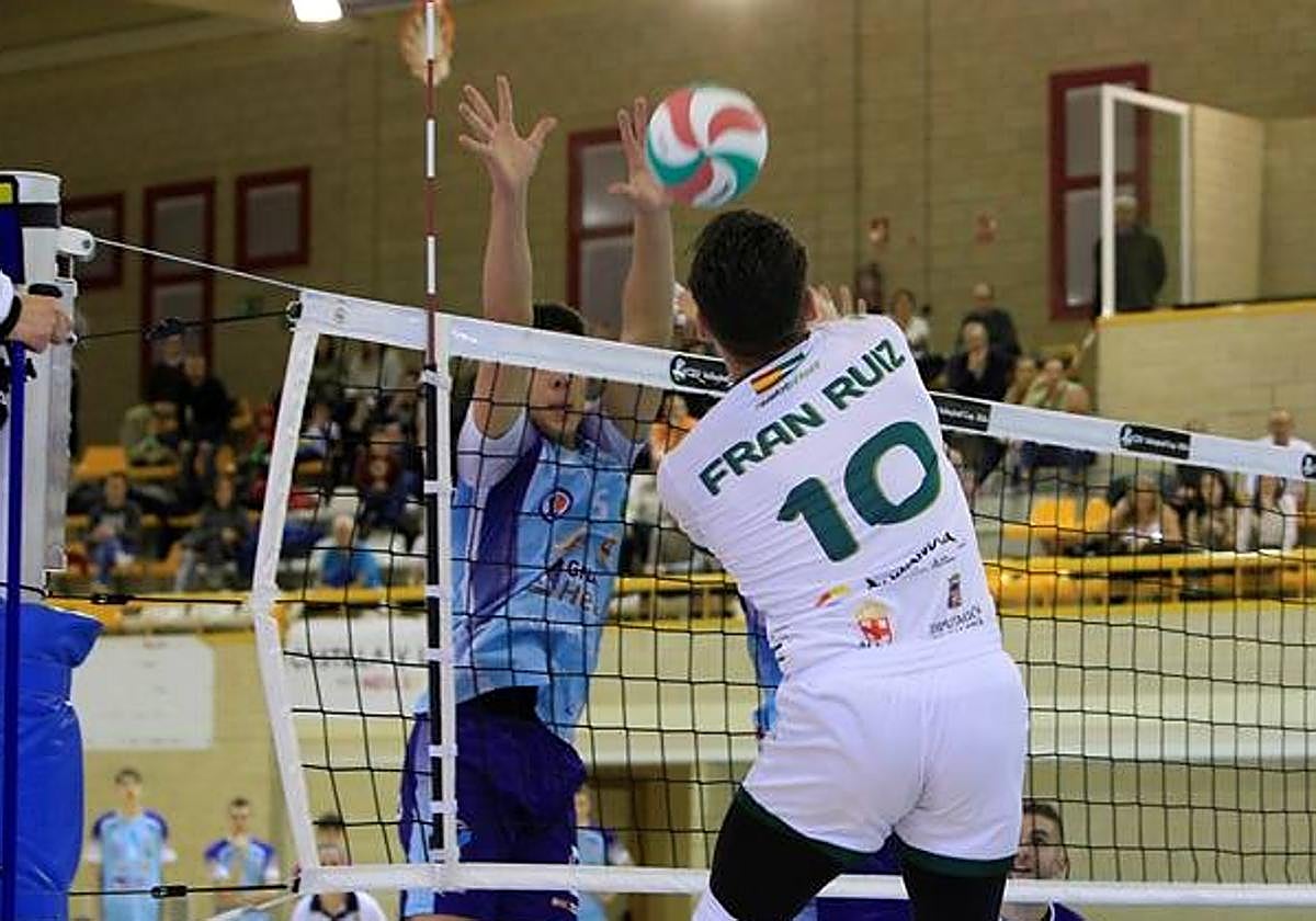 Fran Ruiz se encuentra con el bloqueo de Lucas Lorente.