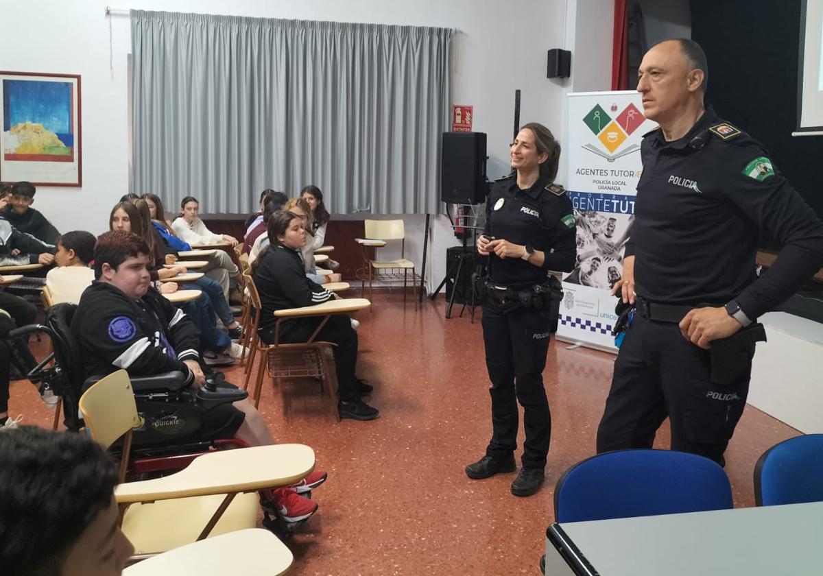 Luis y Elena imparte una charla para prevenir el consumo de 'vapers' entre menores.