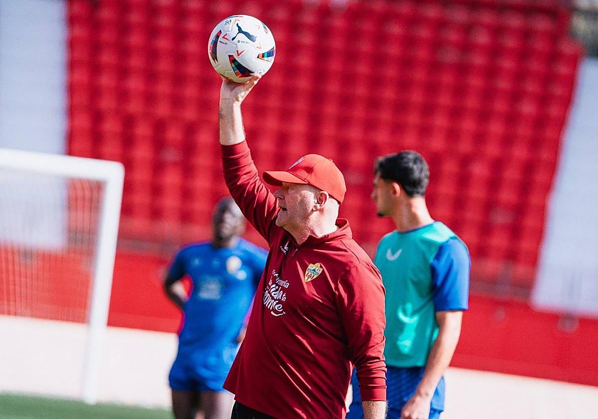 Pwpe Mel mantiene en su mano la 'piedra filosofal' para jugar ante la Real, el balón.