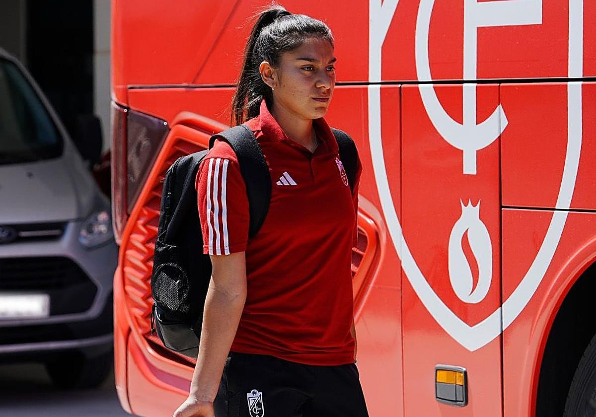 La centrocampista argentina Daiana Falfán, antes de subirse al autobús hacia Madrid.